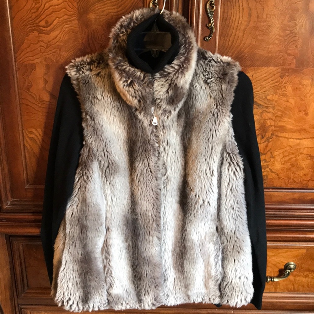 Reversible white and faux fur vest